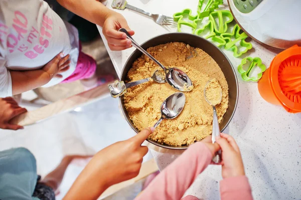 Kinder Kochen Der Küche Glückliche Kindermomente Sie Bereiten Käsekuchen — Stockfoto