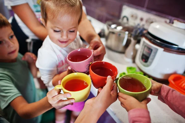 Mutter Mit Kindern Trinkt Kompott Der Küche Glückliche Kindermomente — Stockfoto