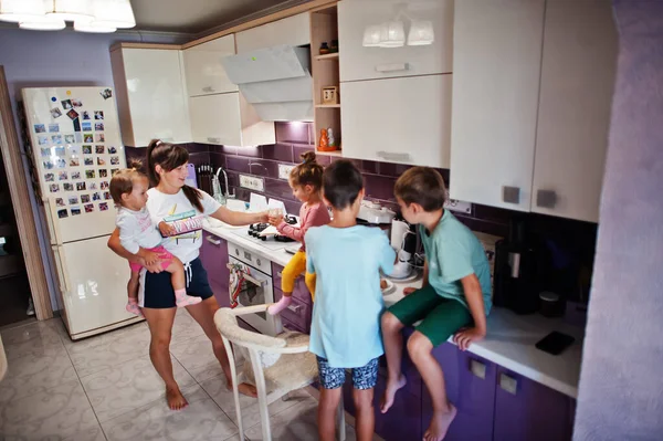 Mãe Com Crianças Cozinhar Cozinha Momentos Das Crianças Felizes — Fotografia de Stock