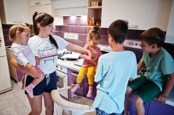 Mãe Com Crianças Cozinhar Cozinha Momentos Das Crianças Felizes — Fotografia de Stock