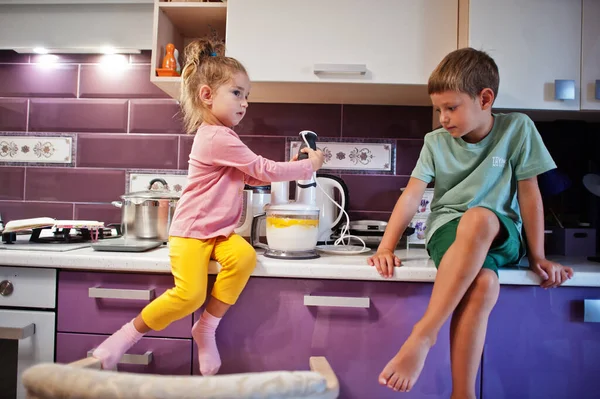 Çocuklar Mutfakta Yemek Pişiriyor Mutlu Çocuk Anları — Stok fotoğraf