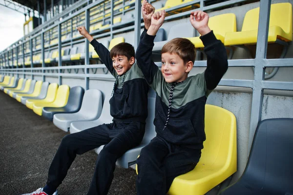 Dois Irmãos Apoiam Sua Equipe Favorita Sentados Pódio Esportivo Estádio — Fotografia de Stock