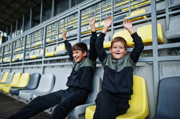 Dois Irmãos Apoiam Sua Equipe Favorita Sentados Pódio Esportivo Estádio — Fotografia de Stock