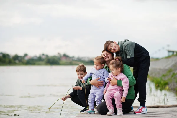 Vader Liefde Vader Met Vier Kinderen Buiten Pier Sport Grote — Stockfoto
