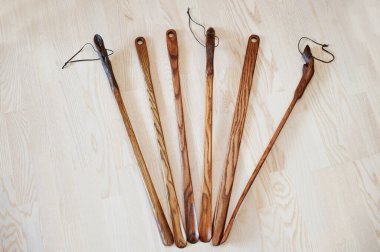 Elle oyulmuş meşe ağacı kornası. Ayakkabı aksesuarları. Ev stili kaşığı.