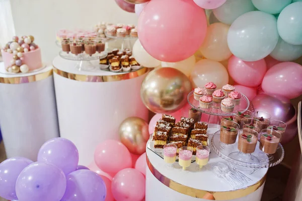 Doğum Günün Kutlu Olsun Tatil Pastası Balonlu Kekler — Stok fotoğraf