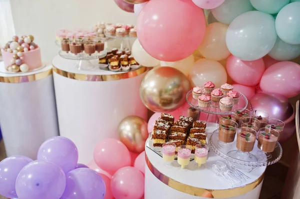 Feliz Aniversário Bolo Férias Bolos Com Balões — Fotografia de Stock