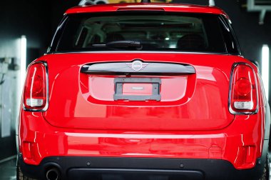 Kyiv, Ukrayna - 14 Mayıs 2021: Kırmızı Mini Cooper Vatandaş arabası.