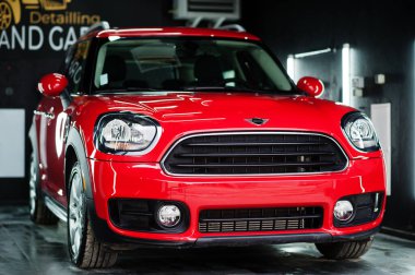 Kyiv, Ukrayna - 14 Mayıs 2021: Kırmızı Mini Cooper Vatandaş arabası.