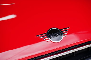 Kyiv, Ukrayna - 14 Mayıs 2021: Kırmızı Mini Cooper logosu.