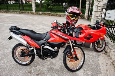 Kyiv, Ukrayna - 14 Mayıs 2021: Shineray XY250 ve Suzuki GSX-R600 motorları.