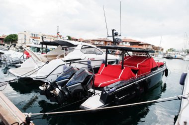 Nessebar, Bulgaristan - 20 Haziran 2021: Brabus Gölgesi 900 yatı rıhtımda.