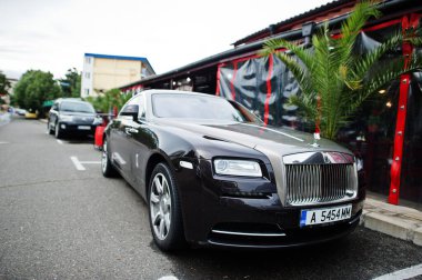 Nessebar, Bulgaristan - 20 Haziran 2021: Rolls Roys Wraith caddeye park etti.