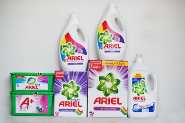 Kyiv, Ukrayna - 9 Eylül 2021: Ariel deterjan ve deterjan.