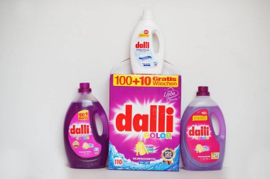 Kyiv, Ukrayna - 9 Eylül 2021: Dallı deterjan ve deterjan yıkama.