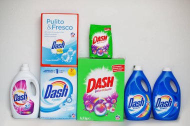 Kyiv, Ukrayna - 9 Eylül 2021: Dash deterjan ve deterjan.