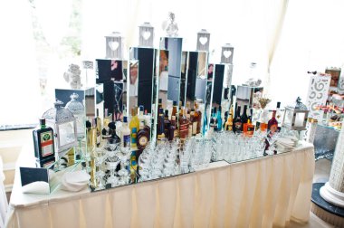 Kyiv, Ukrayna - 9 Eylül 2021: Büfe masasında çeşitli alkol içecekleri.