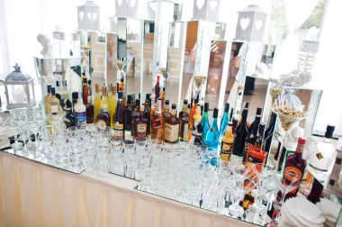 Kyiv, Ukrayna - 9 Eylül 2021: Büfe masasında çeşitli alkol içecekleri.