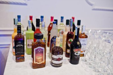 Kyiv, Ukrayna - 9 Eylül 2021: Büfe masasında çeşitli alkol içecekleri.