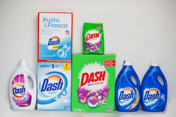Kyiv, Ukrayna - 9 Eylül 2021: Dash deterjan ve deterjan.