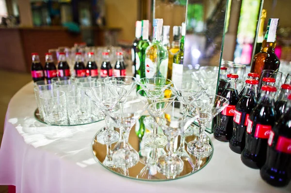 ウクライナ キエフ 2021年9月9日 コーラなどのアルコール飲料をビュッフェテーブルで提供 — ストック写真