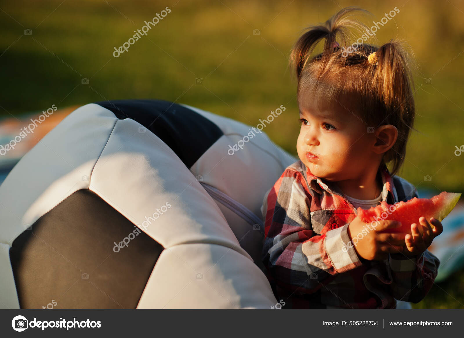 Mignon Bebe Fille Chemise Carreaux Assis Sur Ballon Football Pouf Image Libre De Droit Par Asphoto777 C
