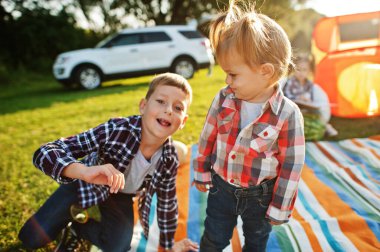 Çocuklar birlikte vakit geçiriyorlar. Açık hava piknik battaniyesi. Kardeş sevgisi..