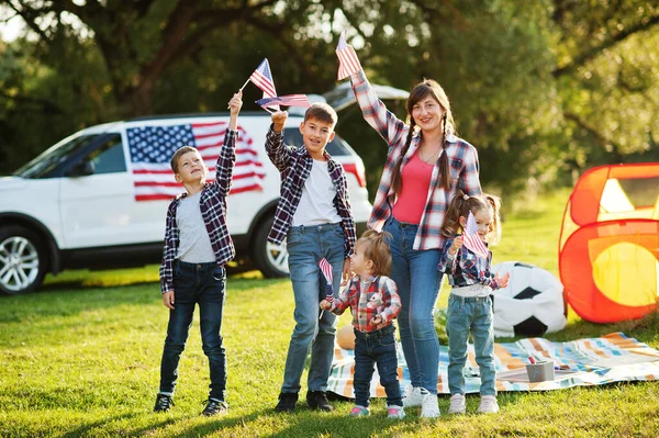Familia Americana Pasando Tiempo Juntos Con Banderas Contra Gran Coche — Foto de Stock