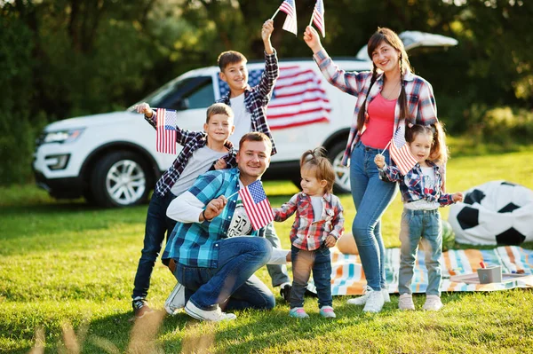 Gran Familia Americana Pasar Tiempo Juntos Con Banderas Contra Gran — Foto de Stock