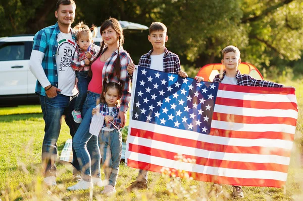 Gran Familia Americana Pasando Tiempo Juntos Con Bandera Vacaciones América — Foto de Stock