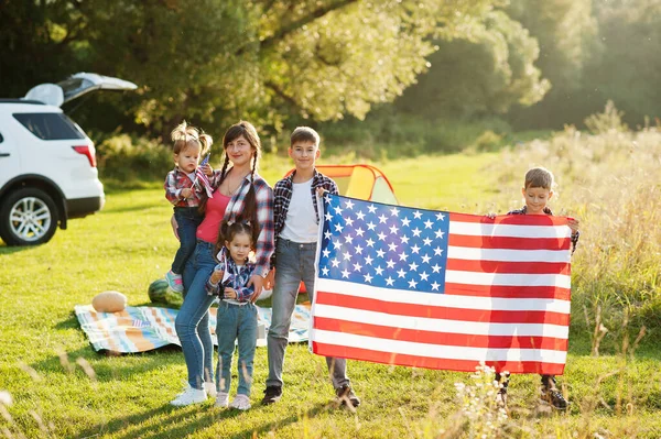 Familia Americana Madre Cuatro Hijos Con Banderas Estados Unidos América — Foto de Stock