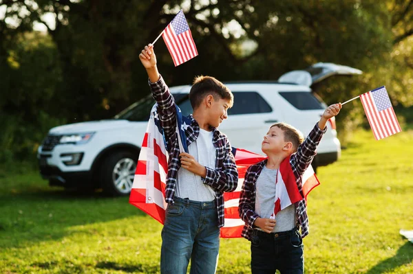Dos Hermanos Con Bandera Vacaciones América Orgullosos Ser Hijos Del — Foto de Stock