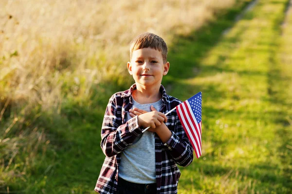 Niño Pequeño Con Bandera Aire Libre América Celebrando Mano Corazón — Foto de Stock