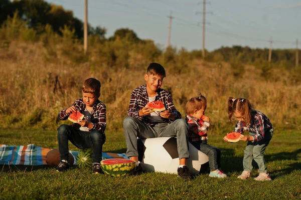 Familie Brengt Tijd Samen Door Vier Kinderen Eten Watermeloen Buiten — Stockfoto