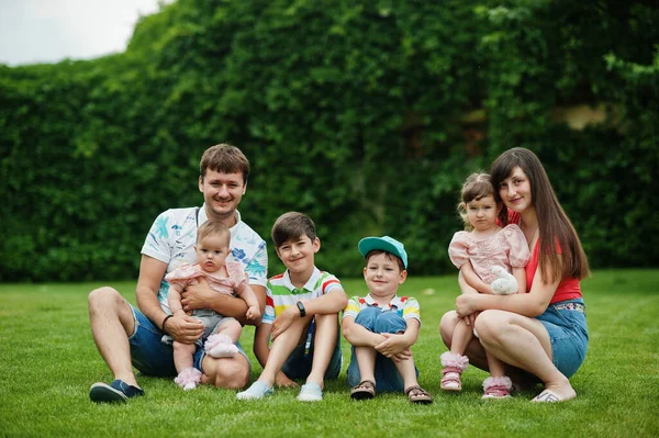 Família Grande Bonita Com Pais Jovens Quatro Crianças Sentadas Grama — Fotografia de Stock