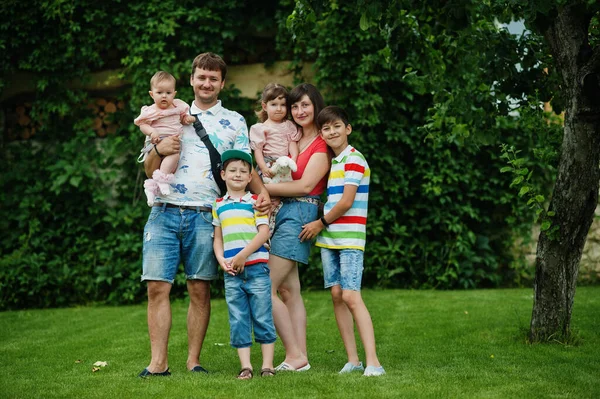 Bella Famiglia Grande Con Giovani Genitori Quattro Bambini Trovano Erba — Foto Stock