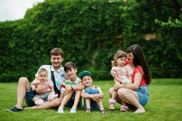 Bella Famiglia Grande Con Giovani Genitori Quattro Bambini Seduti Erba — Foto Stock