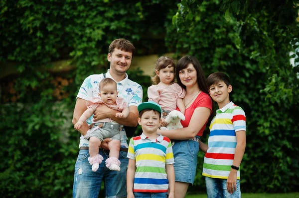 Bela Família Grande Com Pais Jovens Quatro Crianças Grama Verde — Fotografia de Stock