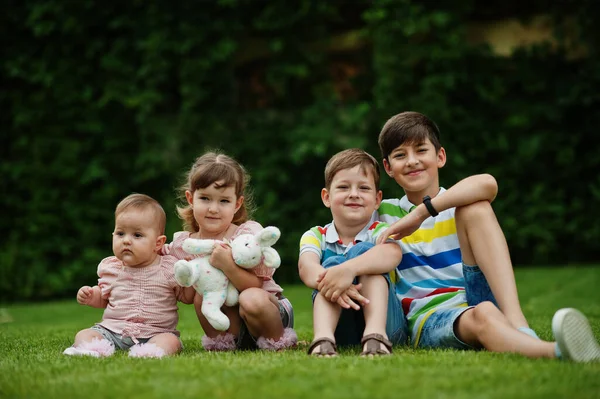Многодетная Семья Четырьмя Детьми Сидит Зеленой Траве Дворе — стоковое фото