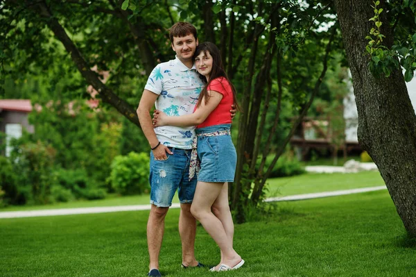 Paar Jeans Shorts Pose Liefde Groen Gras Binnenplaats — Stockfoto