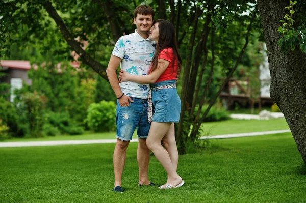 Paar Jeans Shorts Posiert Verliebt Grünen Gras Hof — Stockfoto