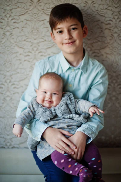 Irmão Mais Velho Com Irmã Mais Nova Mãos — Fotografia de Stock