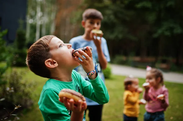 Vier Kinder Mit Krapfen Auf Dem Hof Leckeres Leckeres Donut — Stockfoto