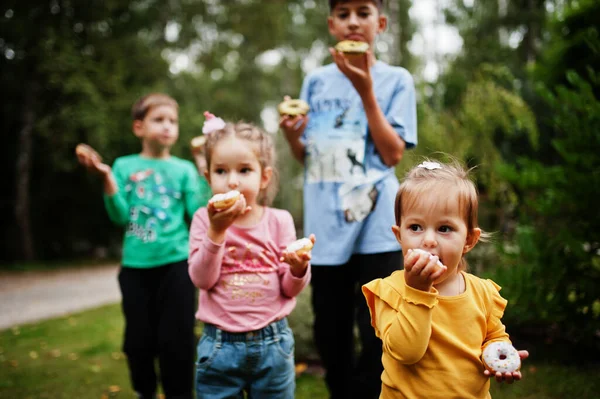 Cuatro Niños Con Rosquillas Patio Noche Sabroso Delicioso Donut Food —  Fotos de Stock