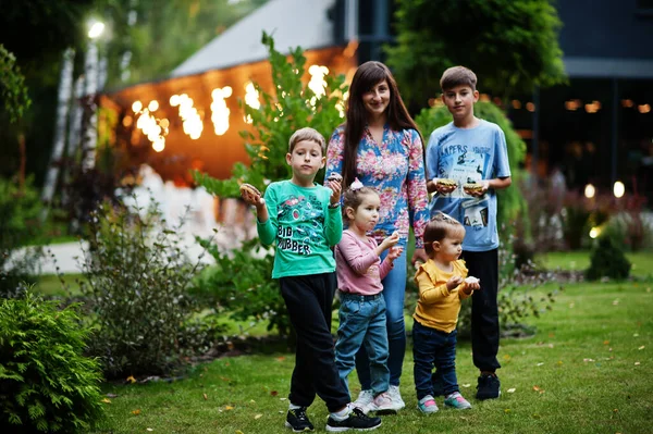 Vier Kinder Mit Mutter Essen Abends Krapfen Leckeres Leckeres Donut — Stockfoto