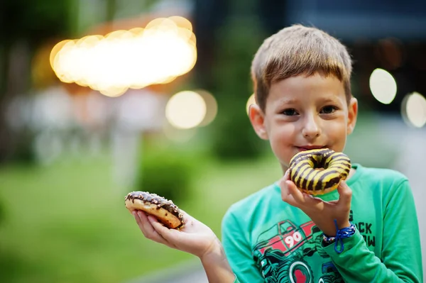 Junge Mit Krapfen Auf Dem Hof Leckeres Leckeres Donut Essen — Stockfoto