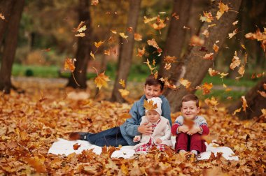 Sonbaharda üç çocuklu mutlu aile parktan ayrılıyor..
