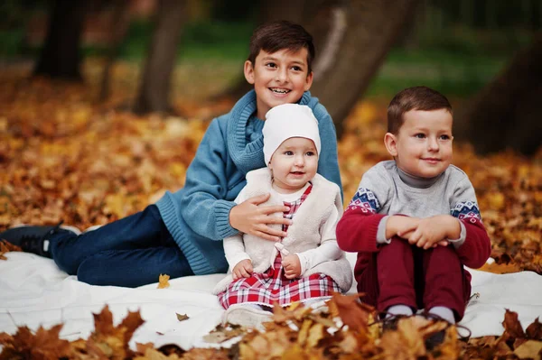 Счастливая Семья Тремя Детьми Парке Осенних Листьев — стоковое фото