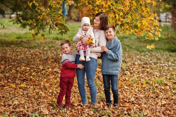 Família Feliz Outono Deixa Parque Mãe Com Três Filhos — Fotografia de Stock
