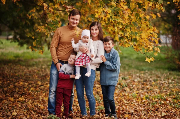 Glückliche Familie Herbst Laub Park Drei Kinder — Stockfoto